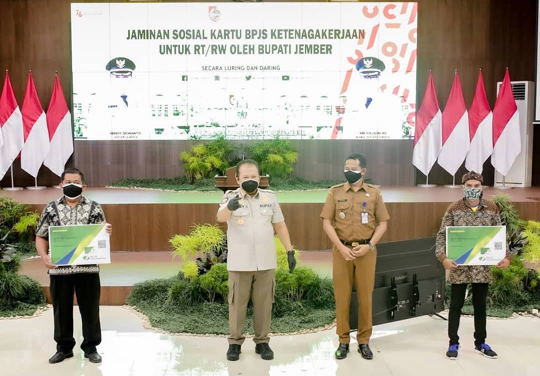 Bupati Hendy Serahkan 16.940 Kartu BPJSTK kepada Ketua RT/RW se-Kabupaten Jember